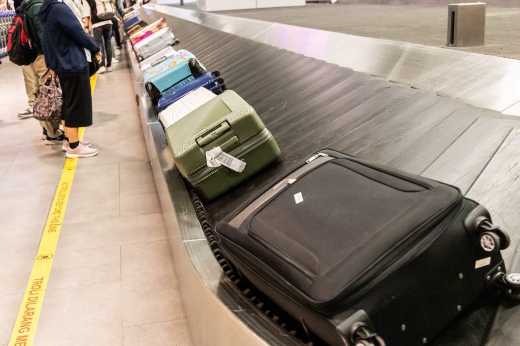 Airline warns travelers: avoid black, navy, or gray luggage for smoother baggage claim experience