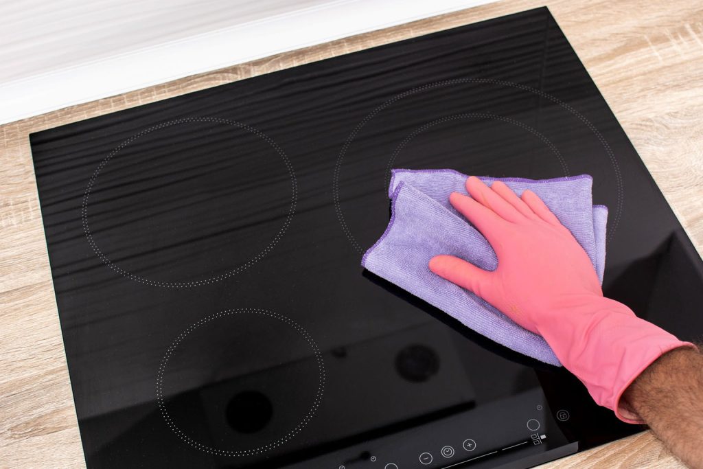 An expert reveals the surprising secret to making your glass-ceramic stove look like new using only ice and protective pads.