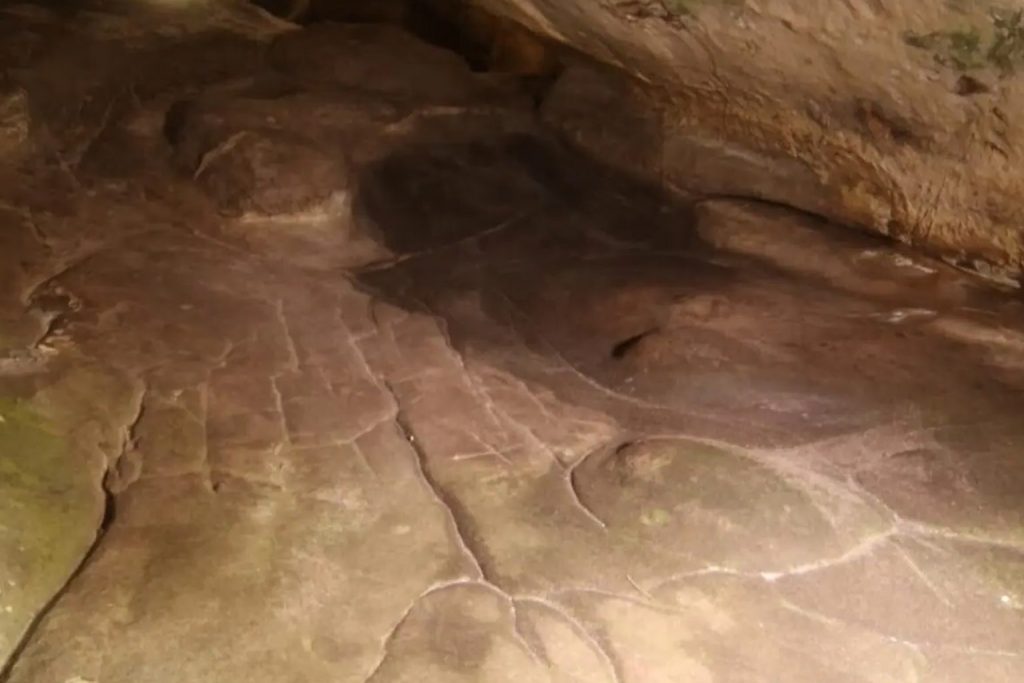 Discovering a prehistoric map of astonishing age: 20,000-year-old 3D cave etchings reveal more than topography in France