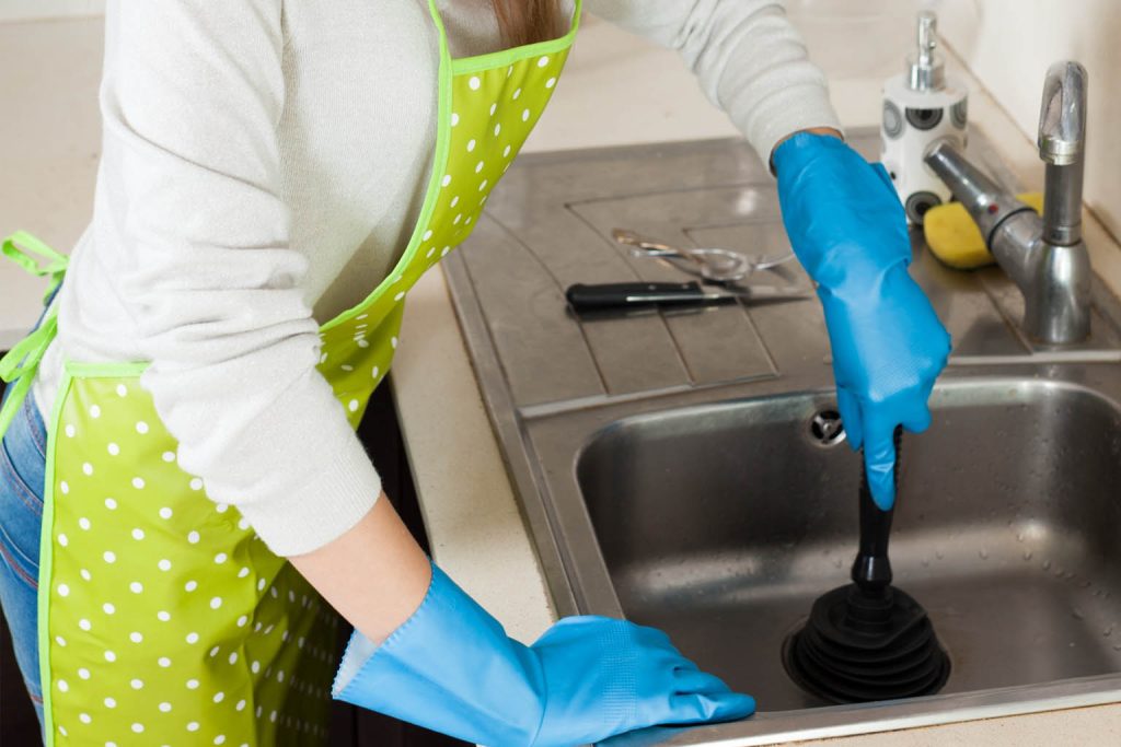 Say goodbye to homemade mixtures: transform your clogged siphon with this simple kitchen staple!